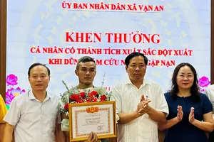 Lãnh đạo xã Vạn An trao giấy khen cùng phần thưởng kịp thời động viên anh Nguyễn Trọng Khánh