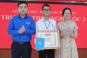 Đại diện Thường trực Tỉnh đoàn Nghệ An và Trường THPT Nghi Lộc 3 trao bằng khen của Trung ương Đoàn TNCS Hồ Chí Minh cho em Võ Hoàng Thành