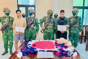 Lực lượng chức năng bắt giữ 2 đối tượng cùng tang vật 24.000 viên hồng phiến