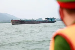 Lực lượng công an tuần tra trên tuyến sông Lam