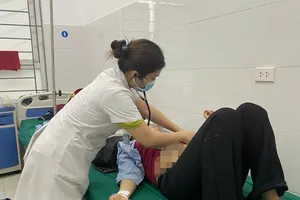 Bác sĩ kiểm tra sức khỏe cho bệnh nhân.