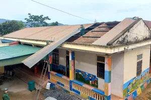 Đồn Biên phòng Keng Đu hỗ trợ địa phương, nhà trường khắc phục thiệt hại do dông lốc gây ra 