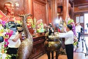 Đồng chí Trần Cẩm Tú, Ủy viên Bộ Chính trị, Thường trực Ban Bí thư dâng hương tưởng niệm Chủ tịch Hồ Chí Minh 