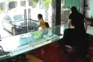 Đối tượng nữ giả vờ hỏi mua trang sức rồi bất ngờ cướp giật tài sản bỏ chạy