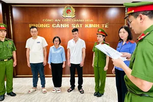 Cơ quan CSĐT Công an tỉnh Thanh Hóa thi hành quyết định khởi tố vụ án, khởi tố bị can. Ảnh: Công an Thanh Hóa 