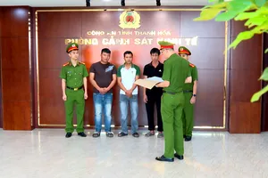 Phòng Cảnh sát kinh tế tống đạt quyết định khởi tố vụ án, khởi tố bị can. Ảnh: Công an Thanh Hóa 