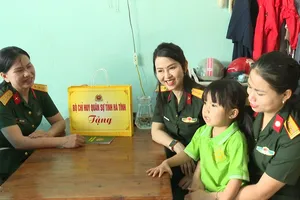 Hội Phụ nữ Bộ CHQS tỉnh Hà Tĩnh động viên, tặng quà, nhận đỡ đầu cháu Trần Thị Khánh Ngọc (sinh năm 2022, trú xã Thạch Hà)
