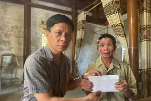 Trao thêm 5,8 triệu đồng của bạn đọc Báo SGGP hỗ trợ gia đình ông Phạm Văn Hiển