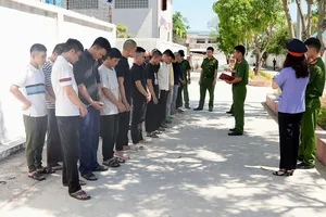 Cơ quan chức năng bắt giữ các đối tượng trong chuyên án. Ảnh: Công an Nghệ An 
