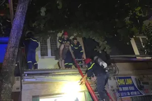 Lực lượng Cảnh sát PCCC và CNCH Công an tỉnh Thanh Hóa giải cứu an toàn các nạn nhân bị mắc kẹt. Ảnh cắt từ clip