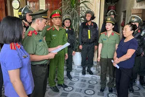 Cơ quan An ninh điều tra đọc quyết định khởi tố vụ án, khởi tố bị can; thi hành lệnh bắt bị can để tạm giam đối với Lê Thị Thủy. Ảnh: Công an Nghệ An 