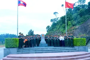 Đoàn đại biểu sĩ quan trẻ lực lượng bảo vệ biên giới hai nước cùng các đại biểu chụp ảnh lưu niệm tại mốc quốc giới 460 