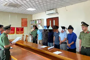 Cơ quan An ninh điều tra tống đạt các quyết định khởi tố đối với 6 đối tượng