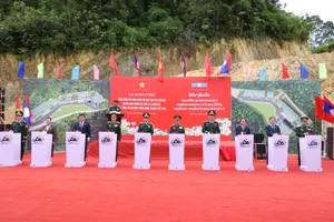 Đại tướng Phan Văn Giang và Đại tướng Khamliang Outhakaysone cùng các đại biểu hai nước bấm nút khởi công xây dựng công trình