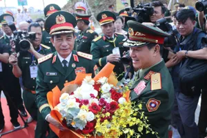Đại tướng Phan Văn Giang đón Đại tướng Khamliang Outhakaysone tại Cửa khẩu Thanh Thủy, tỉnh Nghệ An 