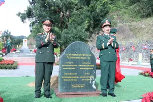 Đại tướng Phan Văn Giang và Đại tướng Khamliang Outhakaysone tại cột mốc 460