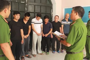 Công an làm việc với các đối tượng trong nhóm tổ chức đánh bạc và đánh bạc
