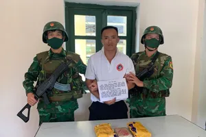 Lực lượng chức năng bắt giữ đối tượng Lương Văn Thoi và tang vật
