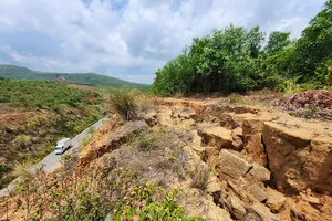 Các vết nứt, sụt lún tại núi Chòi (xã Kỳ Anh, tỉnh Hà Tĩnh) nằm phía trên đường Đồng - Trung, tiềm ẩn nguy cơ sạt lở.