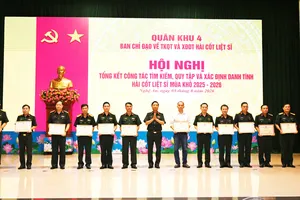 Trung tướng Hà Thọ Bình, Tư lệnh Quân khu trao Bằng khen cho các tập thể có thành tích xuất sắc trong thực hiện nhiệm vụ tìm kiếm, quy tập và xác định danh tính hài cốt liệt sĩ mùa khô năm 2025-2026