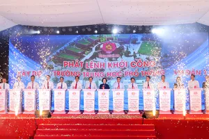 Phó Thủ tướng Phạm Thị Thanh Trà cùng các đại biểu thực hiện nghi thức khởi công xây dựng Trường THPT Nam Đàn 1