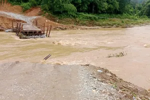 Cầu tạm liên bản ở xã Yên Hòa bị nước cuốn trôi do mưa lũ kéo dài