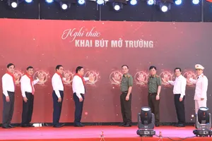 Các đại biểu thực hiện nghi thức khai bút mở trường 