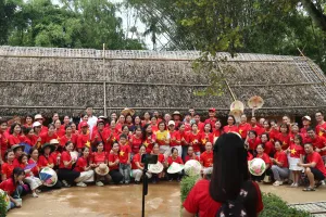 Đông đảo du khách tham quan hệ thống di tích lưu niệm Bác Hồ ở Nghệ An và Huế
