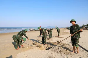 Chính quyền xã Yên Hòa phối hợp cán bộ, chiến sĩ Trung đoàn 841 thu gom, chôn lấp vỏ nghêu tím