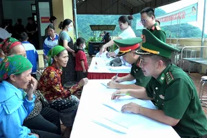 Cán bộ các đơn vị hướng dẫn người dân khám, tư vấn sức khỏe, cấp thuốc miễn phí 
