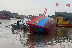 Tàu cá TH-91594-TS gặp nạn tại khu vực neo đậu Lạch Ghép, phường Ngọc Sơn