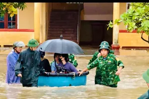 Bộ đội biên phòng đưa học sinh, giáo viên đến nơi an toàn
