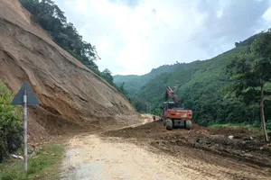 Thông tuyến đường vào hai bản vùng cao ở Nghệ An 