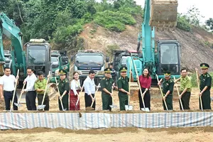 Các đại biểu thực hiện nghi thức tại lễ khởi công công trình