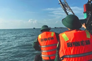 Lực lượng Bộ đội Biên phòng tiếp cận vị trí tàu chìm để đưa thi thể ngư dân N.V.T vào bờ