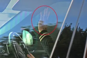 Wayne Rooney vẫy chào “khoe” nhẫn cưới.