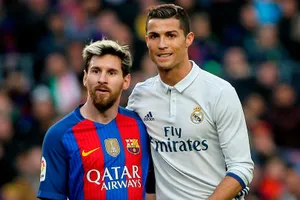 Lionel Messi (trái) và Cristiano Ronaldo đang chia sẻ kỷ lục 10 năm liền góp mặt trong đội hình. Ảnh: Theo Mirror