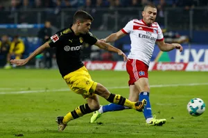 Cú dứt điểm chính xác của Christian Pulisic (trái) đã giúp Dortmund đạt đến cột mốc 3.000 bàn thắng ở Bundesliga. Ảnh: Getty Images 