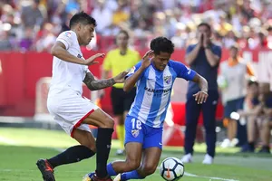 Sevilla (trắng) giành chiến thắng vất vả trước Malaga.Ảnh: Getty Images