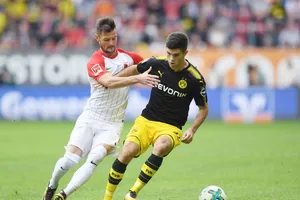 Điều quan trọng là dù chơi không tốt nhưng Dortmund (phải) vẫn giành được chiến thắng trước Augsburg. Ảnh: Getty Images