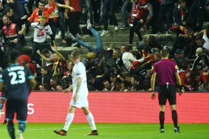 Hàng rào của sân Licorne bị sập trước sức ép từ các CĐV của Lille. Ảnh: Getty Images 