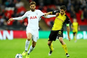 Sokratis Papastathopoulos (phải), nhân vật trung tâm trong hệ thống phòng ngự của Dortmund. Ảnh: Getty Images 