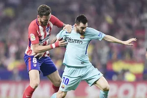 Messi (xanh) thi đấu không tốt trong hiệp một. Ảnh: Getty Images