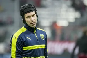 Petr Cech là nạn nhân của một trong những pha va chạm kinh khủng nhất. Ảnh: Getty Images 