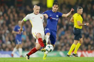 Radja Nainggolan (trái, AS Roma) tranh bóng với Cesc Fabregas (Chelsea). Ảnh: Getty Images 