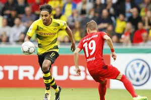 HLV Peter Bosz của Dortmund tin rằng Pierre-Emerick Aubameyang (trái) sẽ nhanh chóng tìm lại được mành lưới của đối phương. Ảnh: Getty Images