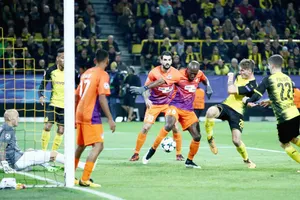 Dortmund (phải) đã bỏ lỡ quá nhiều cơ hội trước khung thành của APOEL Nicosia. Ảnh: Getty Images