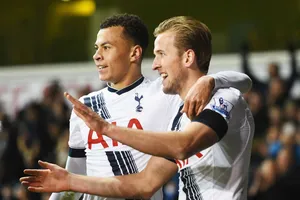 Harry Kane không muốn thiếu đi người trợ thủ đắc lực Dele Alli (phải). Ảnh: Getty Images