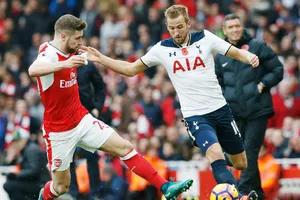 Cuộc chiến ở Emirates mang tính chất sống còn với cả Tottenham (phải) và Arsenal. Ảnh: Getty Images 