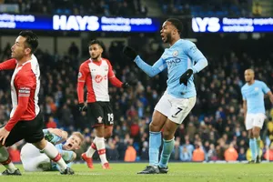 Raheem Sterling dõi theo đường bóng quyết định. Ảnh: Getty Images 